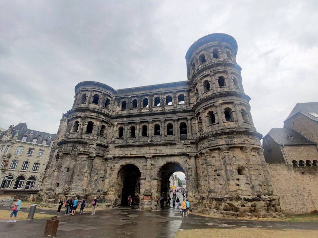 Porta Nigra in Trier, das best-erhaltenste Stadttor des römischen Reiches