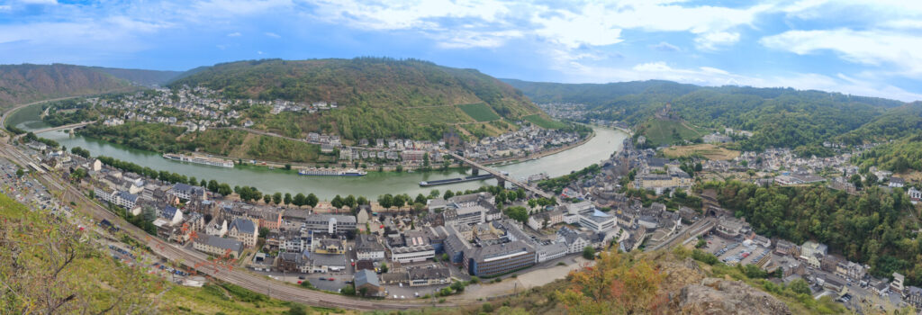 Panoramabild der Mosel vom Pinnerberg über Cochem