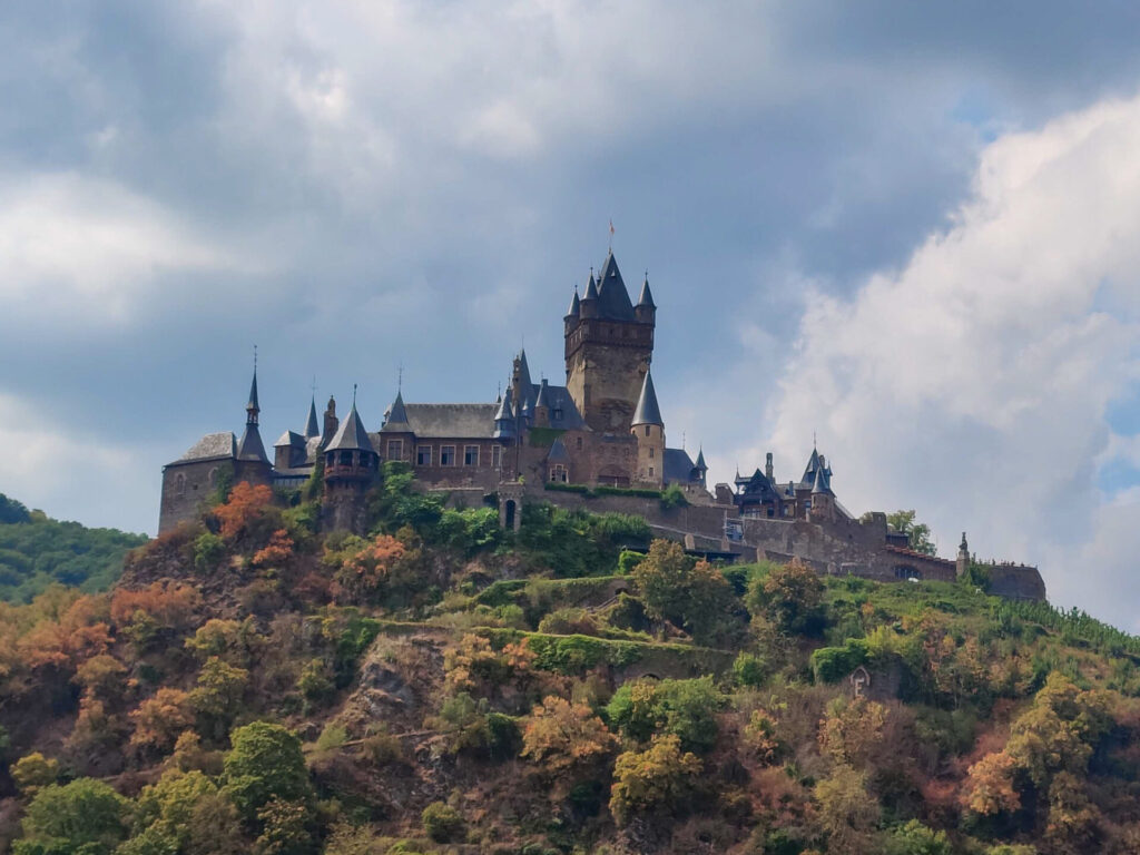 Die Reichsburg Cochem vom östlichen Moselufer aus gesehen