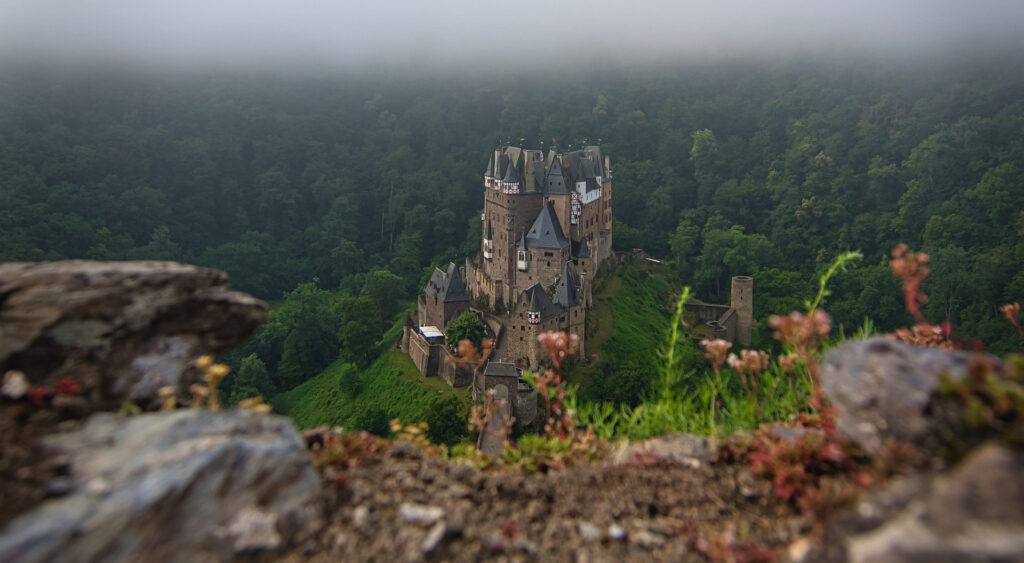 Burg Eltz mit tiefhängenden Wolken.