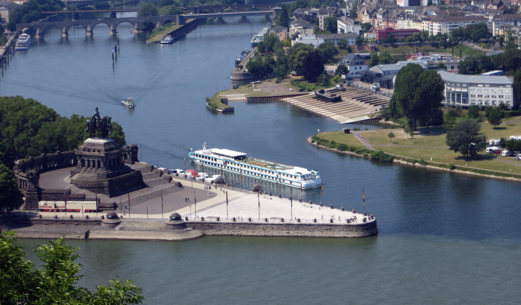 Deutsches Eck mit Kaiser-Wilhelm-Denkmal in Koblenz.
