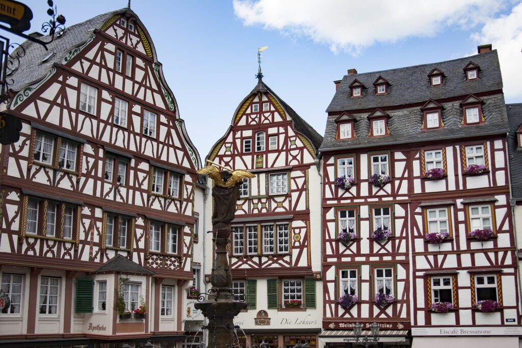 Marktplatz mit Michaelsbrunnen in Bernkastel-Kues.